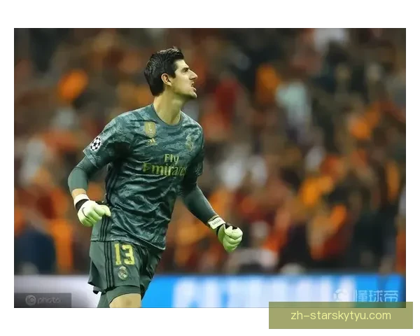 库尔图瓦独自绕场致谢球迷温情一幕